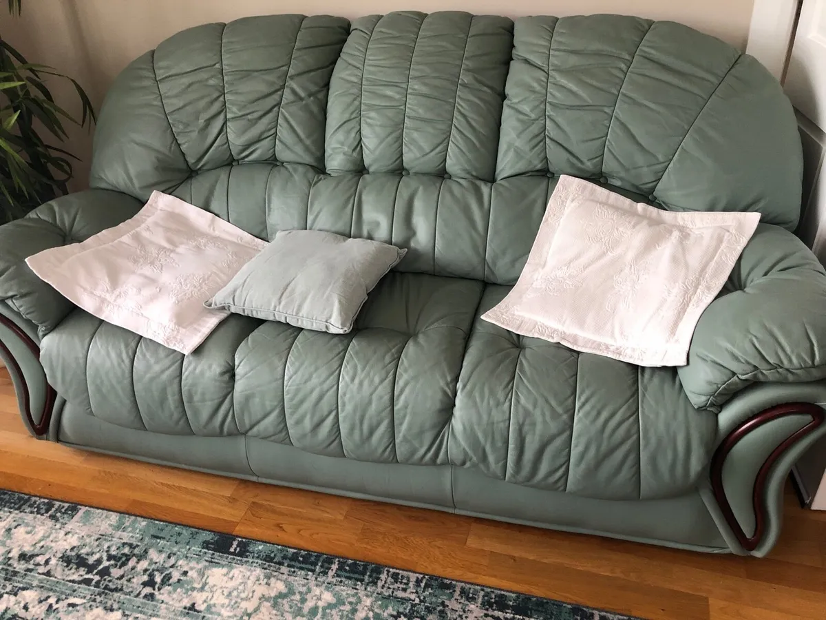 Three piece suite - Image 4