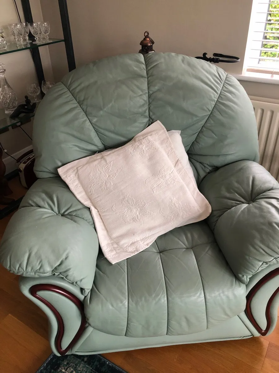Three piece suite - Image 2