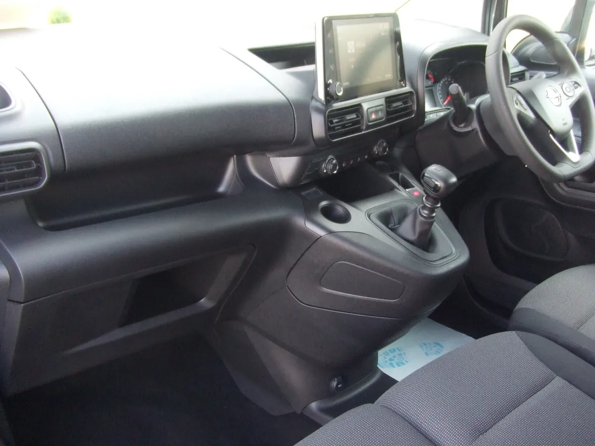 100bhp 6 speed Kompfort 'LIKE NEW' 1 Private Owner - Image 3