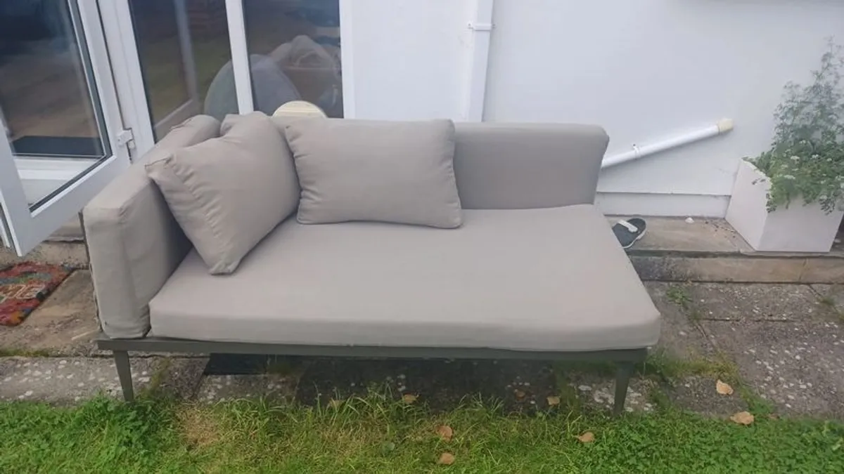 Garden bench with rain cover - Image 1
