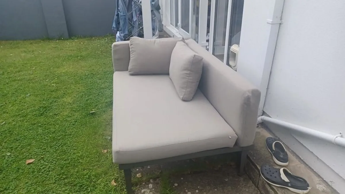 Garden bench with rain cover - Image 3