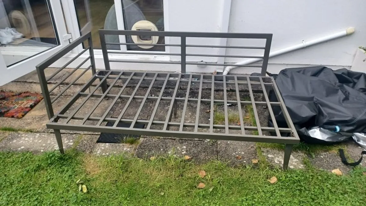 Garden bench with rain cover - Image 4