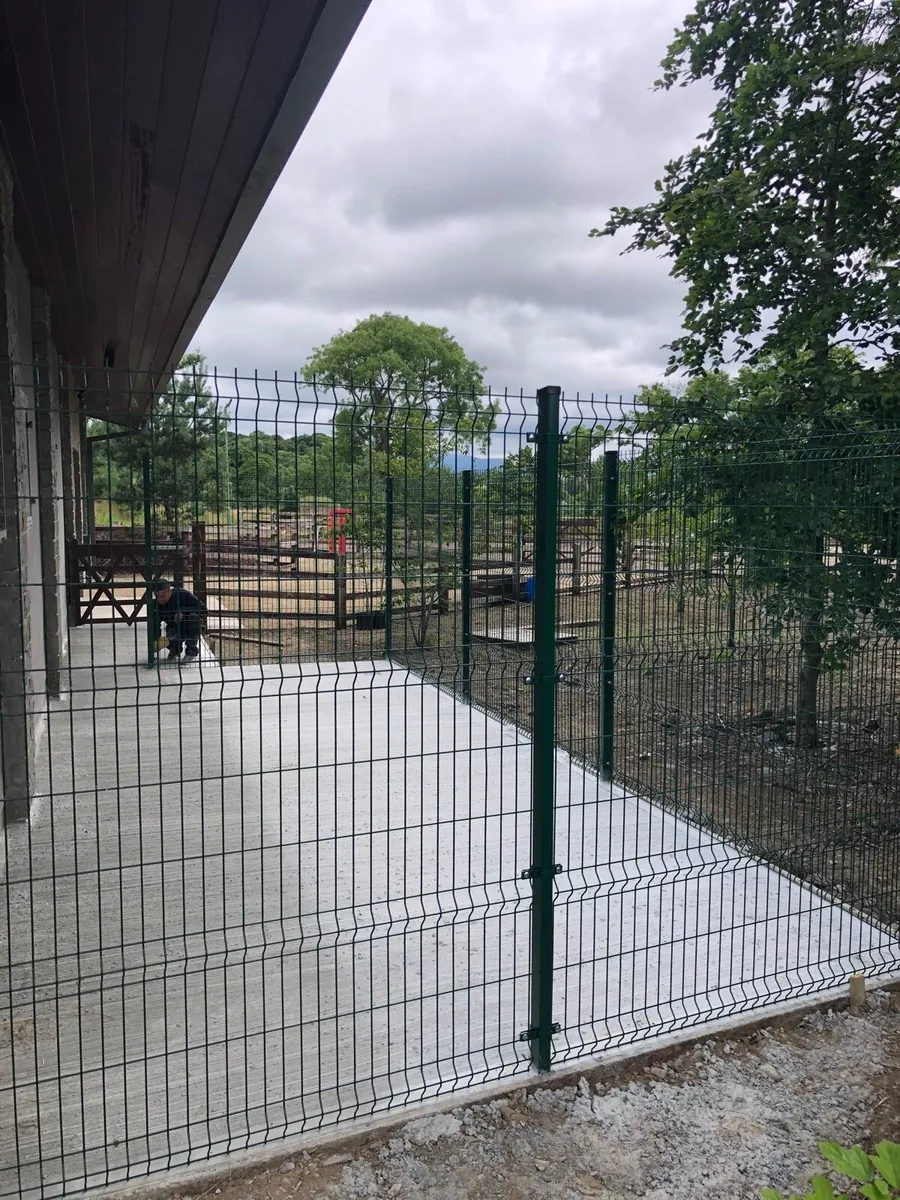 Concrete base , Fence - Image 1