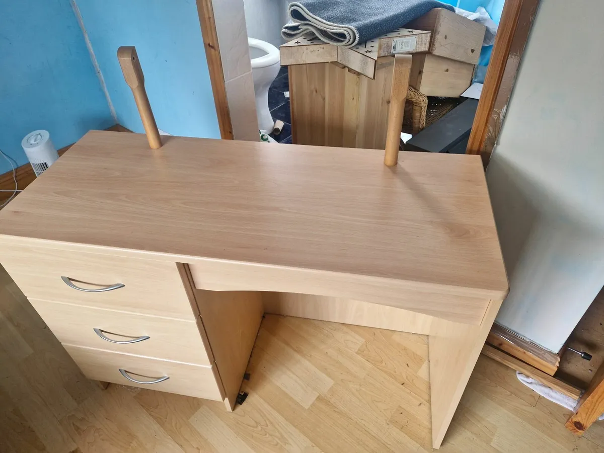 Free Dressing table