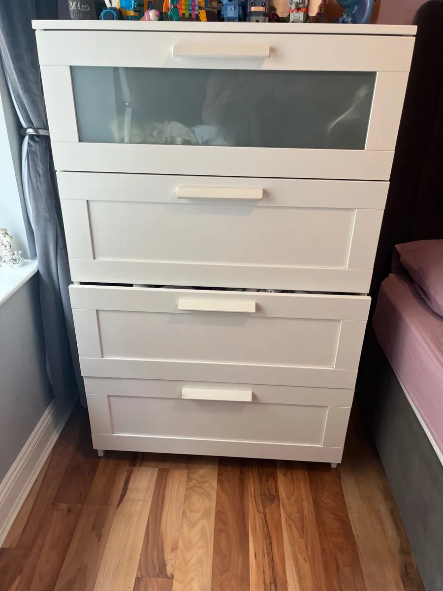 2 chest of drawers and love seat - Image 1