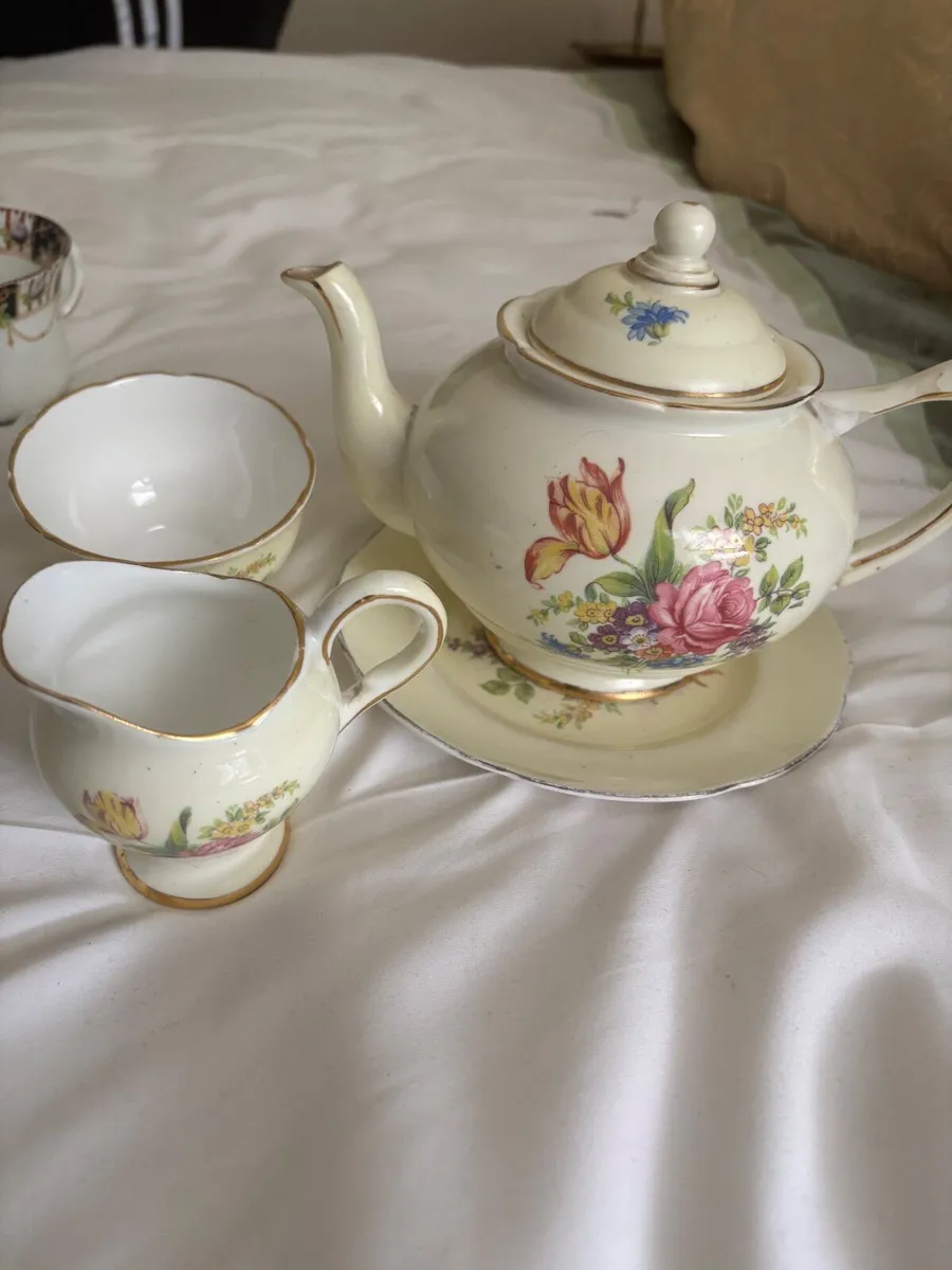 Vintage tea pot set - Image 1