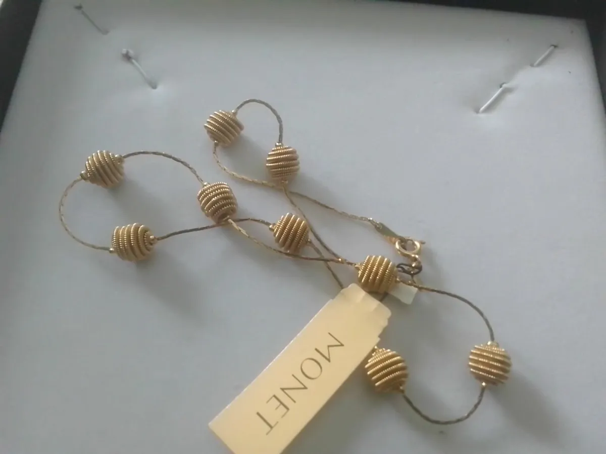 VINTAGE MONET GOLD PLATED NECKLACE UNWORN - Image 1