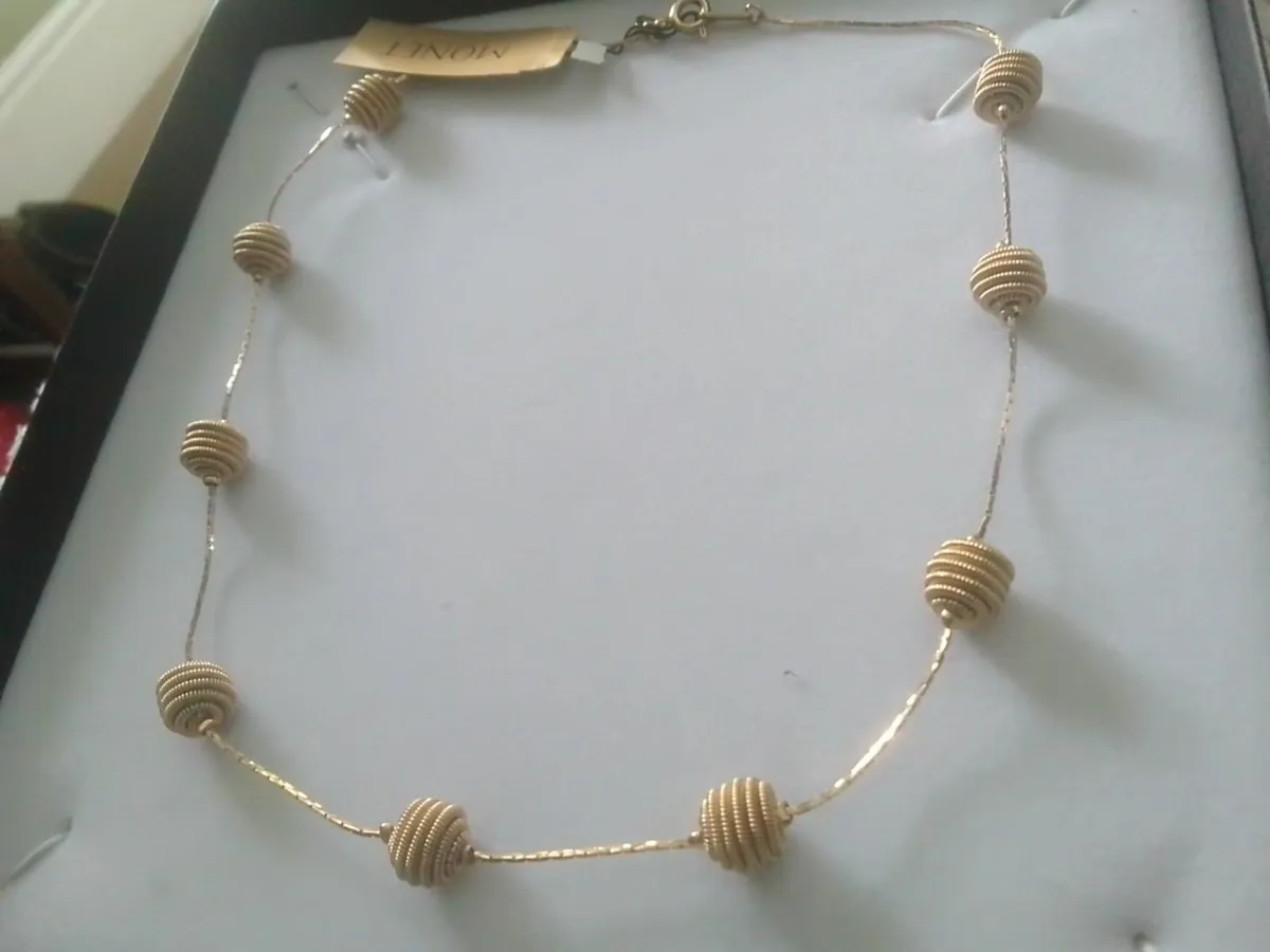 VINTAGE MONET GOLD PLATED NECKLACE UNWORN - Image 4