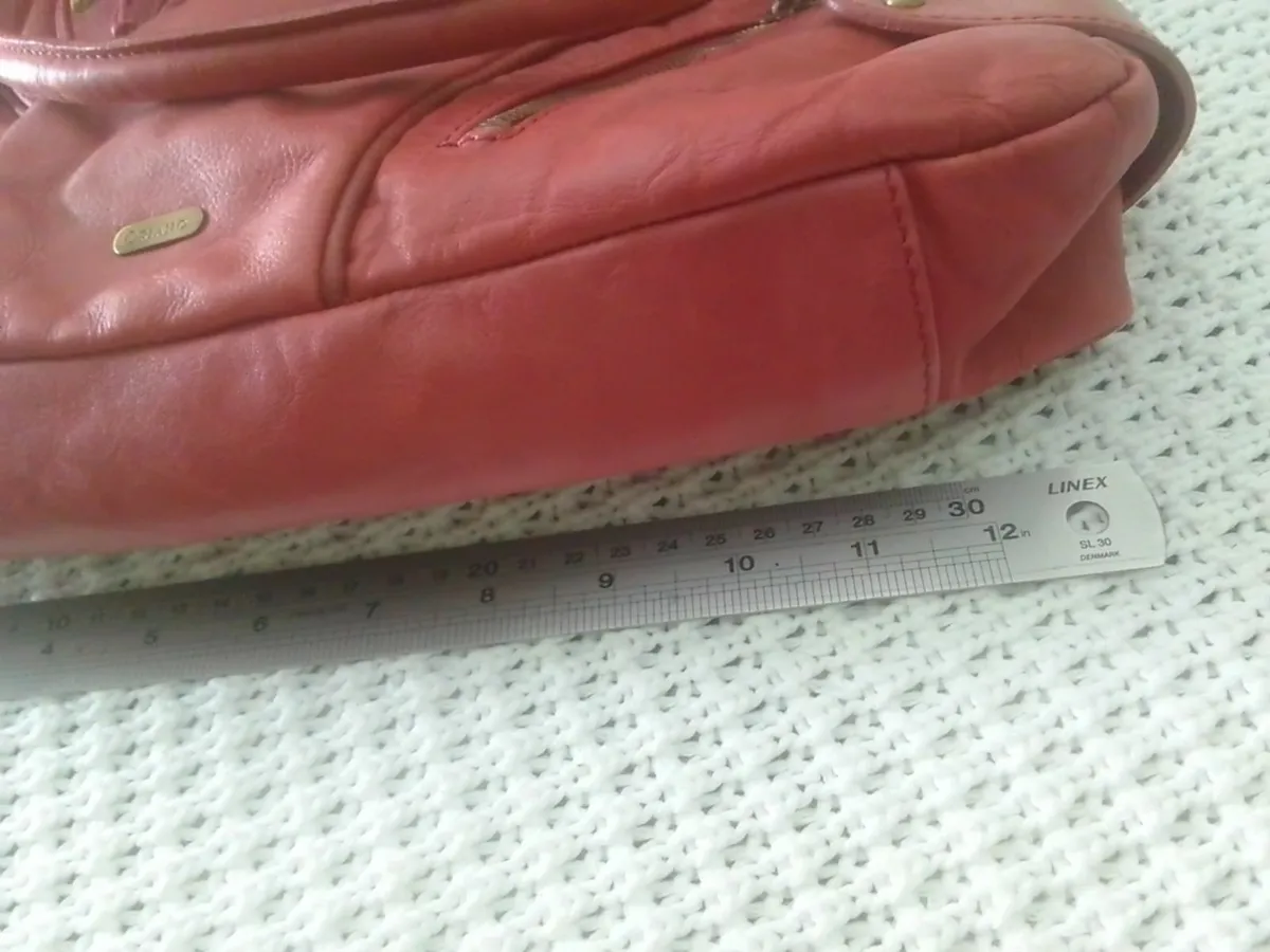 VINTAGE ORIANO  RED SOFT LEATHER HANDBAG AS NEW - Image 4