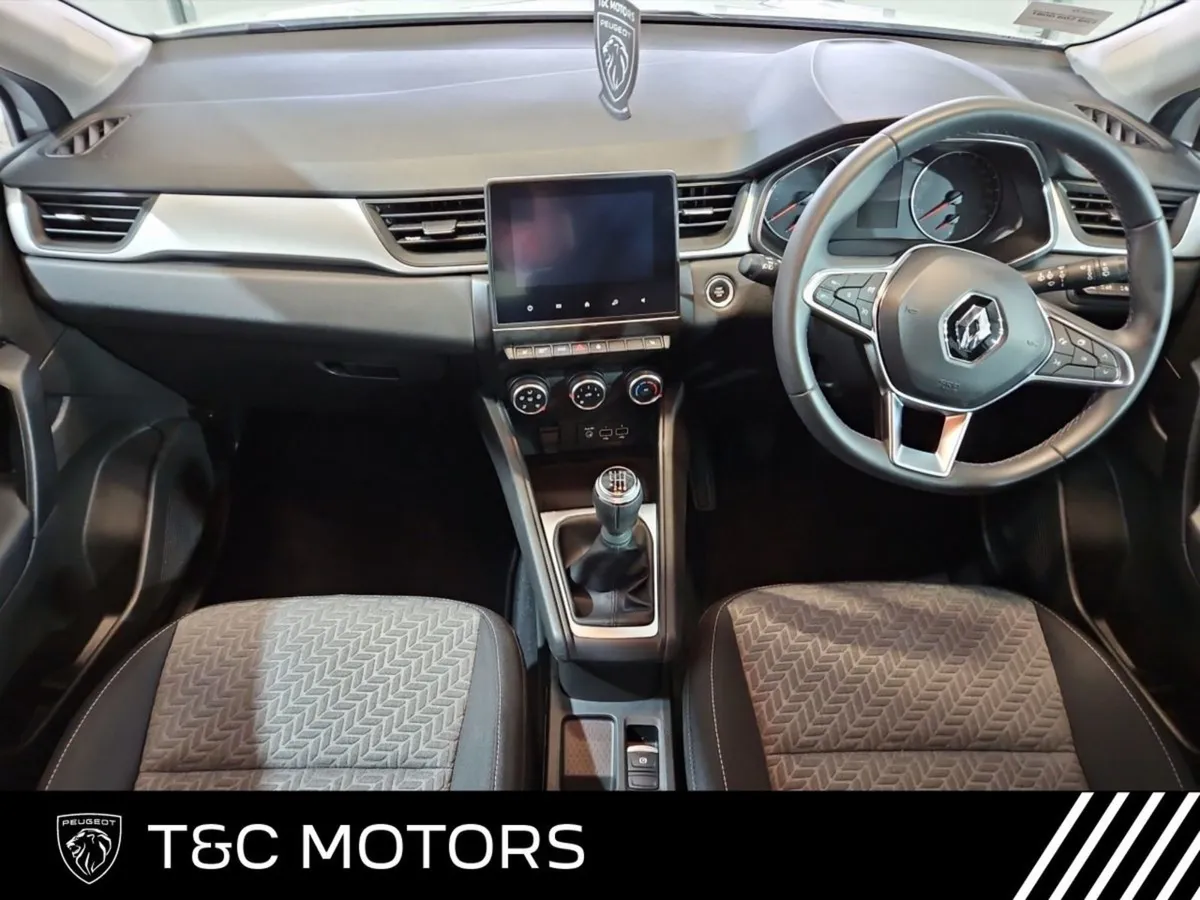 Renault Captur Limited Special Edition Reversing - Image 3