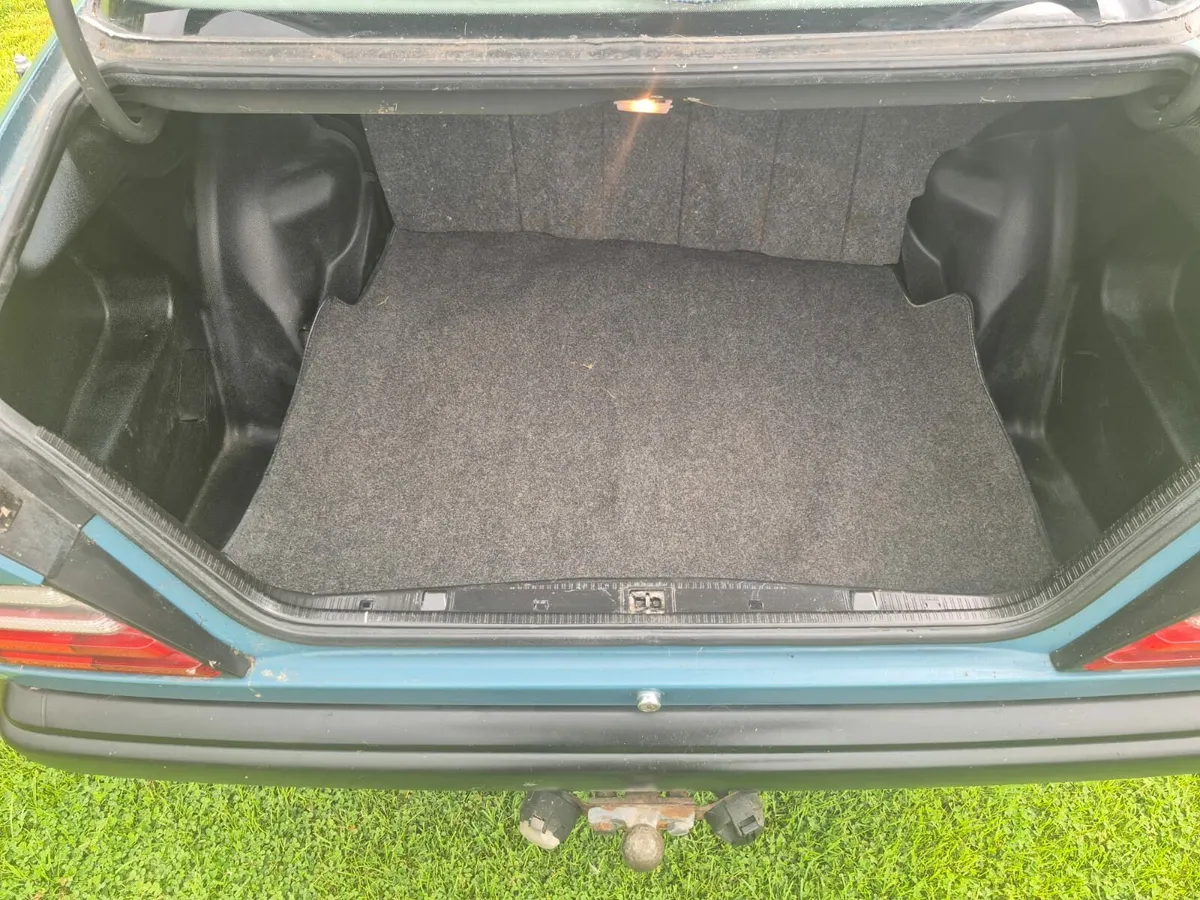 Mercedes 230e - Image 2