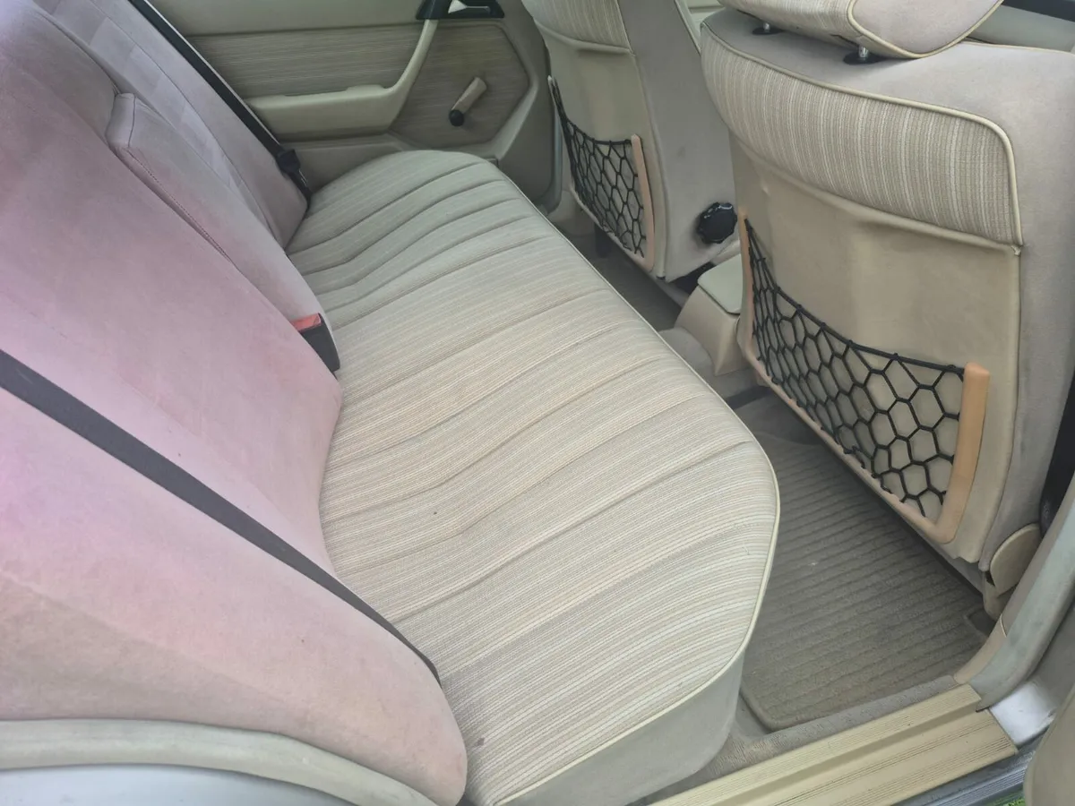 Mercedes 230e - Image 4