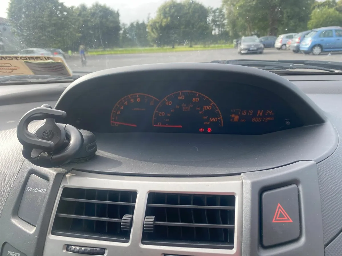 Toyota Yaris 2011 AUTO Low Milage!!!! - Image 2