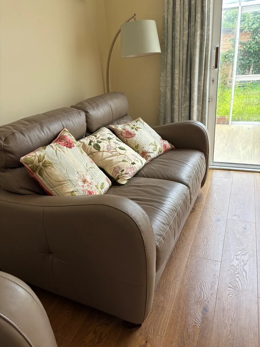 Two seater leather sofa & one matching leather arm - Image 3