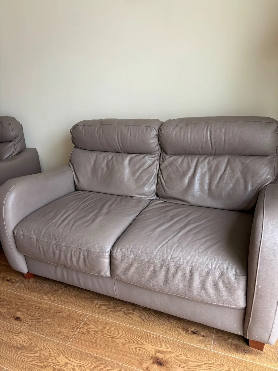 Two seater leather sofa & one matching leather arm - Image 4