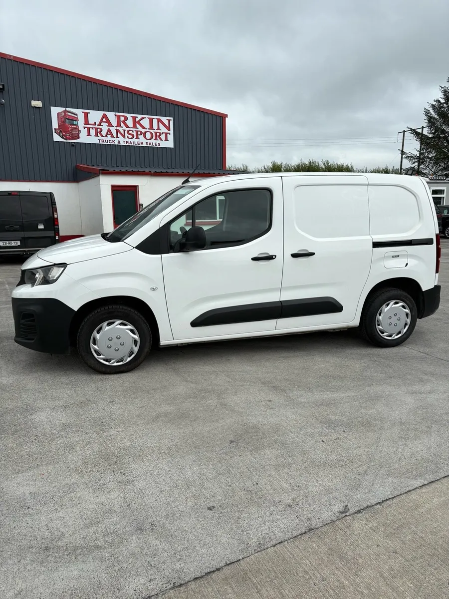 Peugeot partner 2022 6 speed 1.5 BlueHDi - Image 4