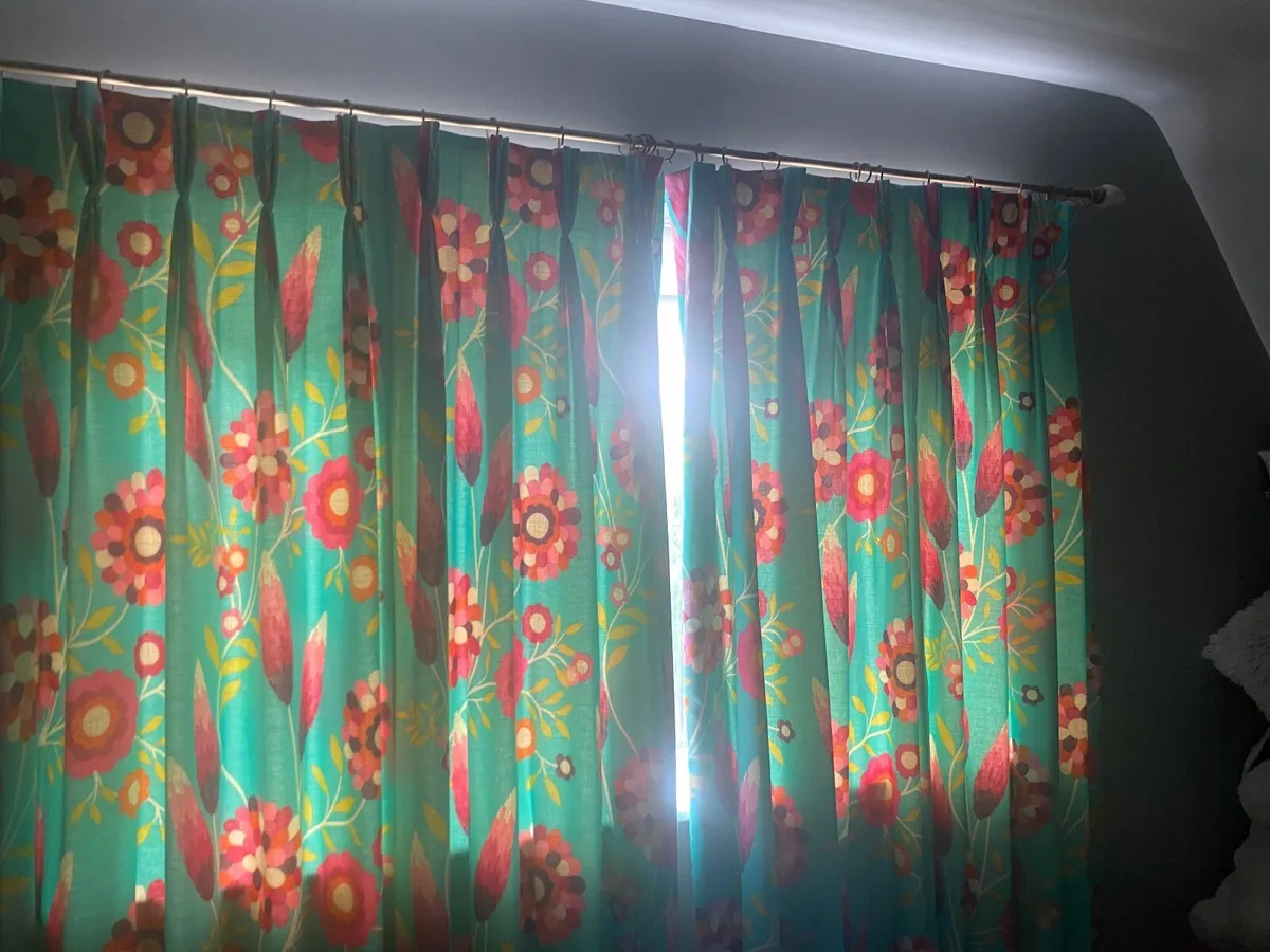 Curtains - Image 2