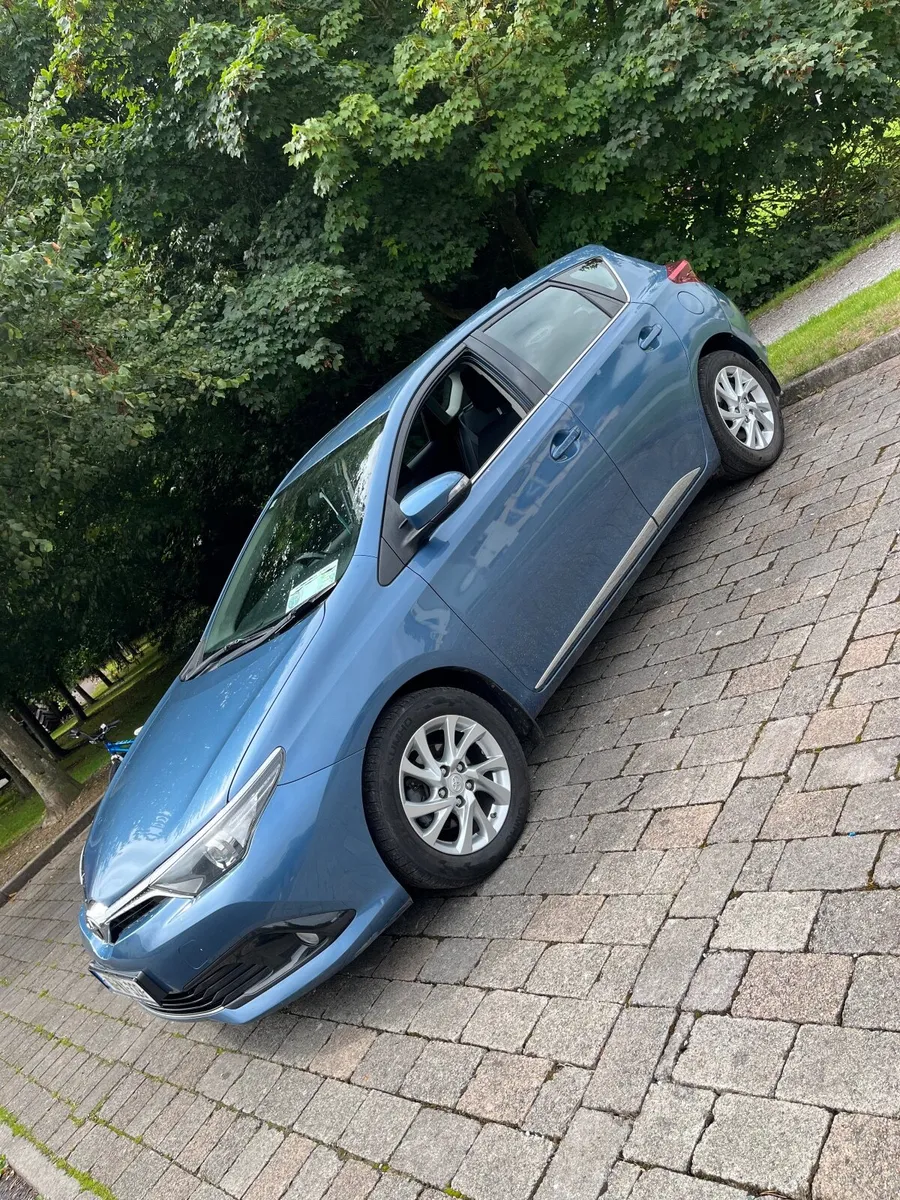 Toyota Auris 2016 - Image 2