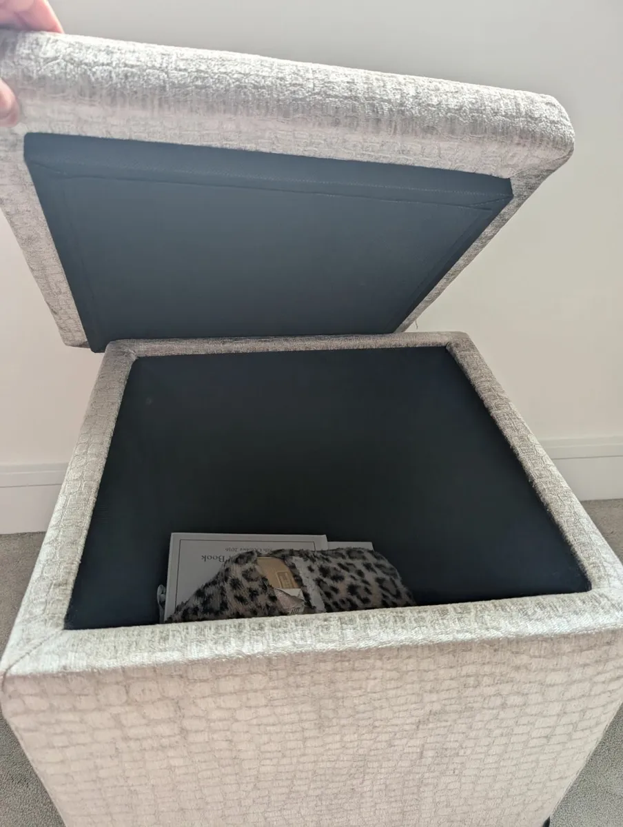 Footstool or pouffe - Image 1