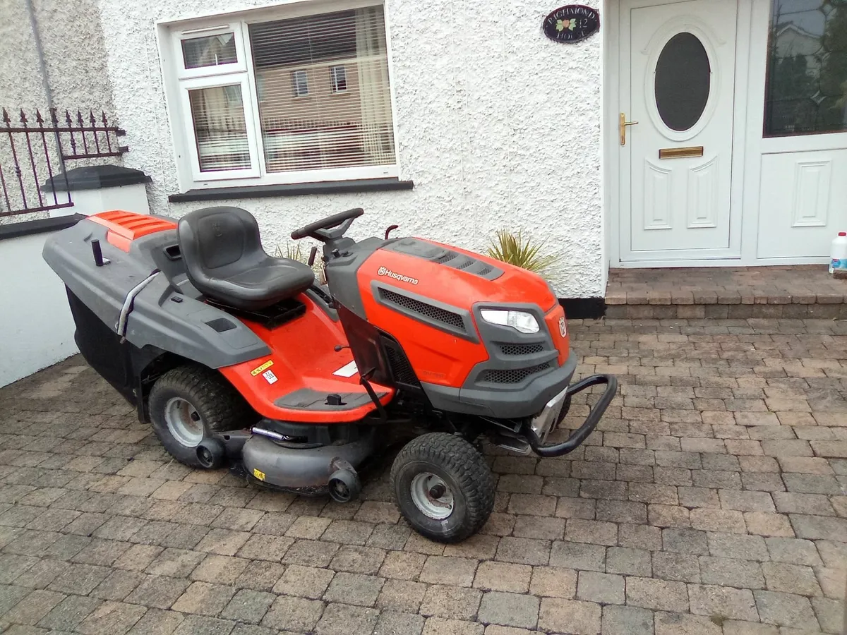 Ride on lawnmower - Image 1