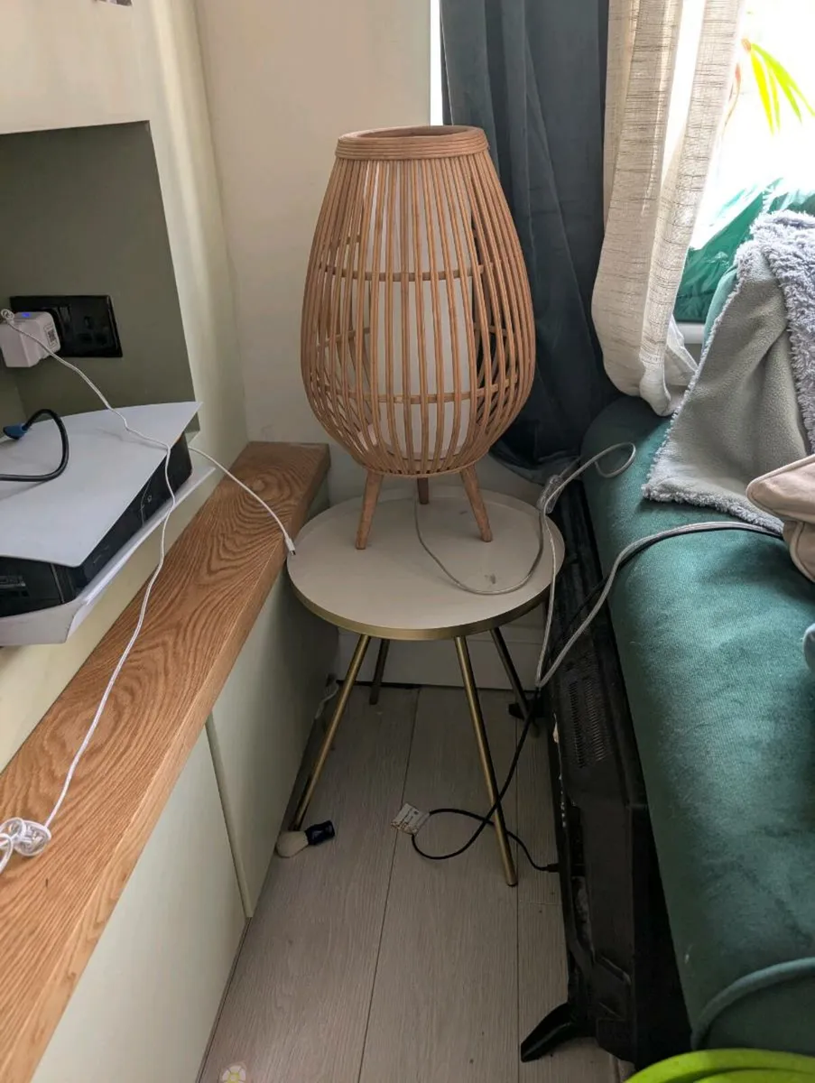 Table and lamp - Image 1