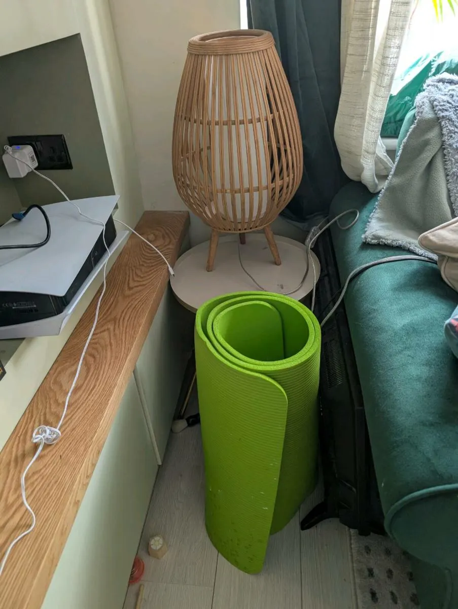 Table and lamp - Image 2