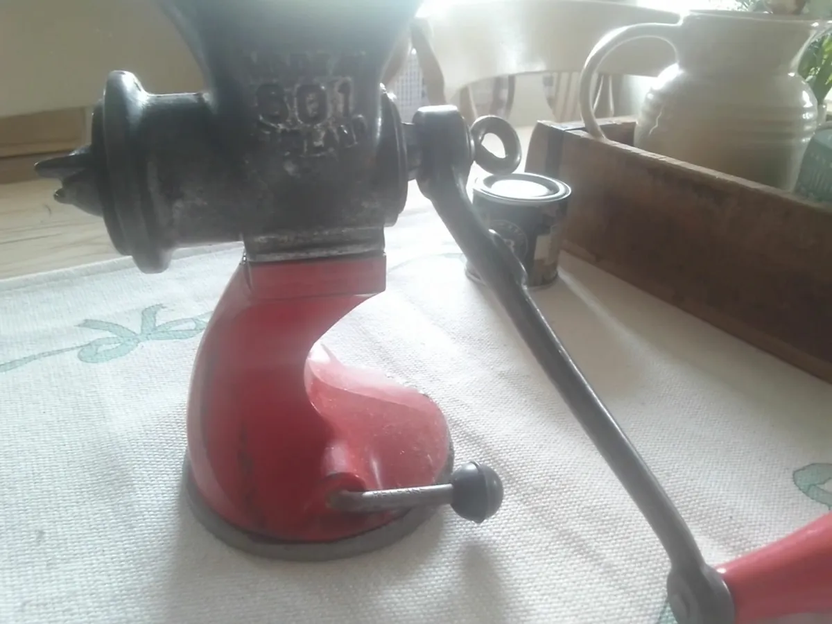 VINTAGE SPONG RED  ENAMEL HAND MINCER - Image 2