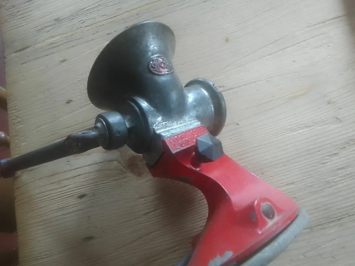 VINTAGE SPONG RED  ENAMEL HAND MINCER - Image 1