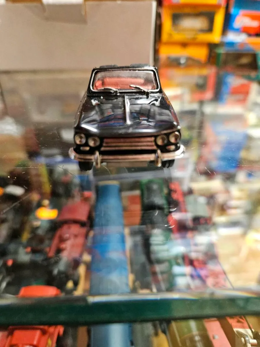 Corgi K&R Replicas Triumph Vitesse 1.43 - Image 4