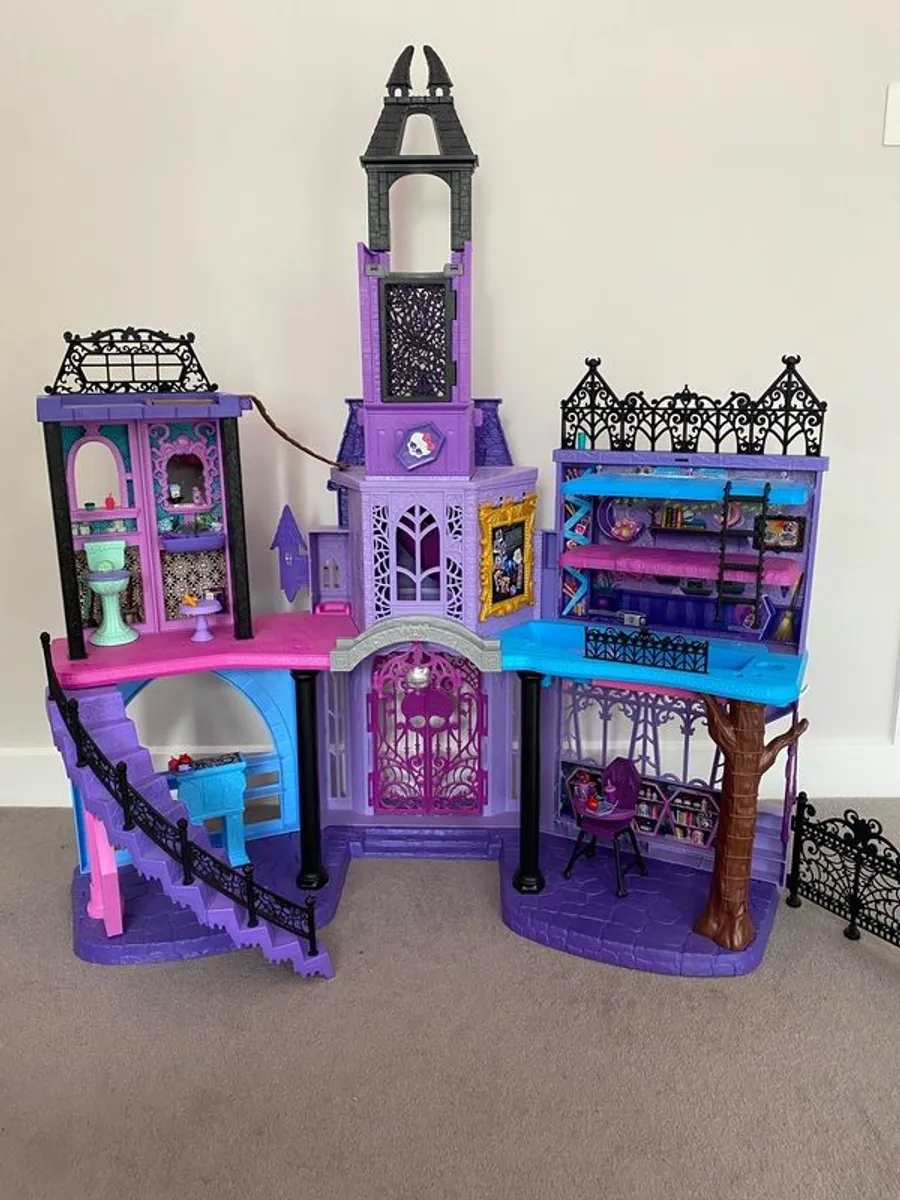 Monster High School - Image 1