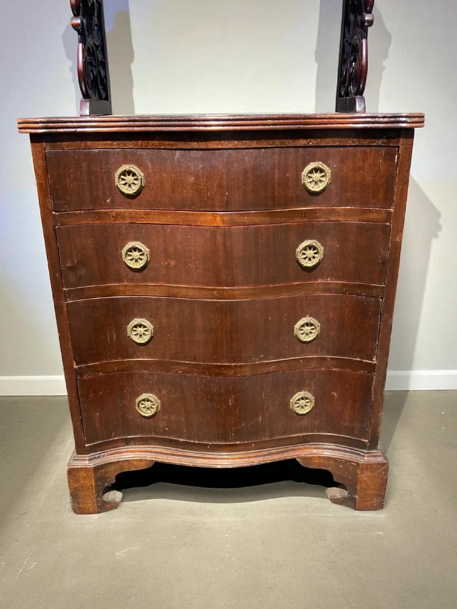 Antique Chest of Drawers - Serpentine Front - Image 1