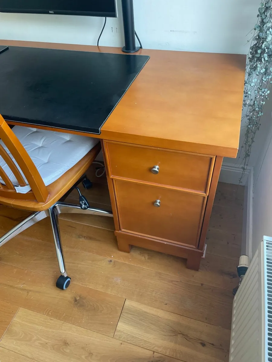 Office desk wood finish with drawers and chair - Image 2