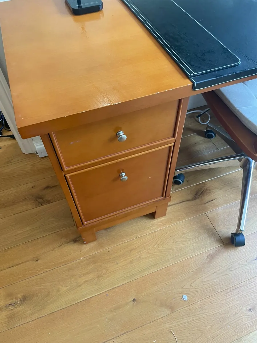 Office desk wood finish with drawers and chair - Image 3