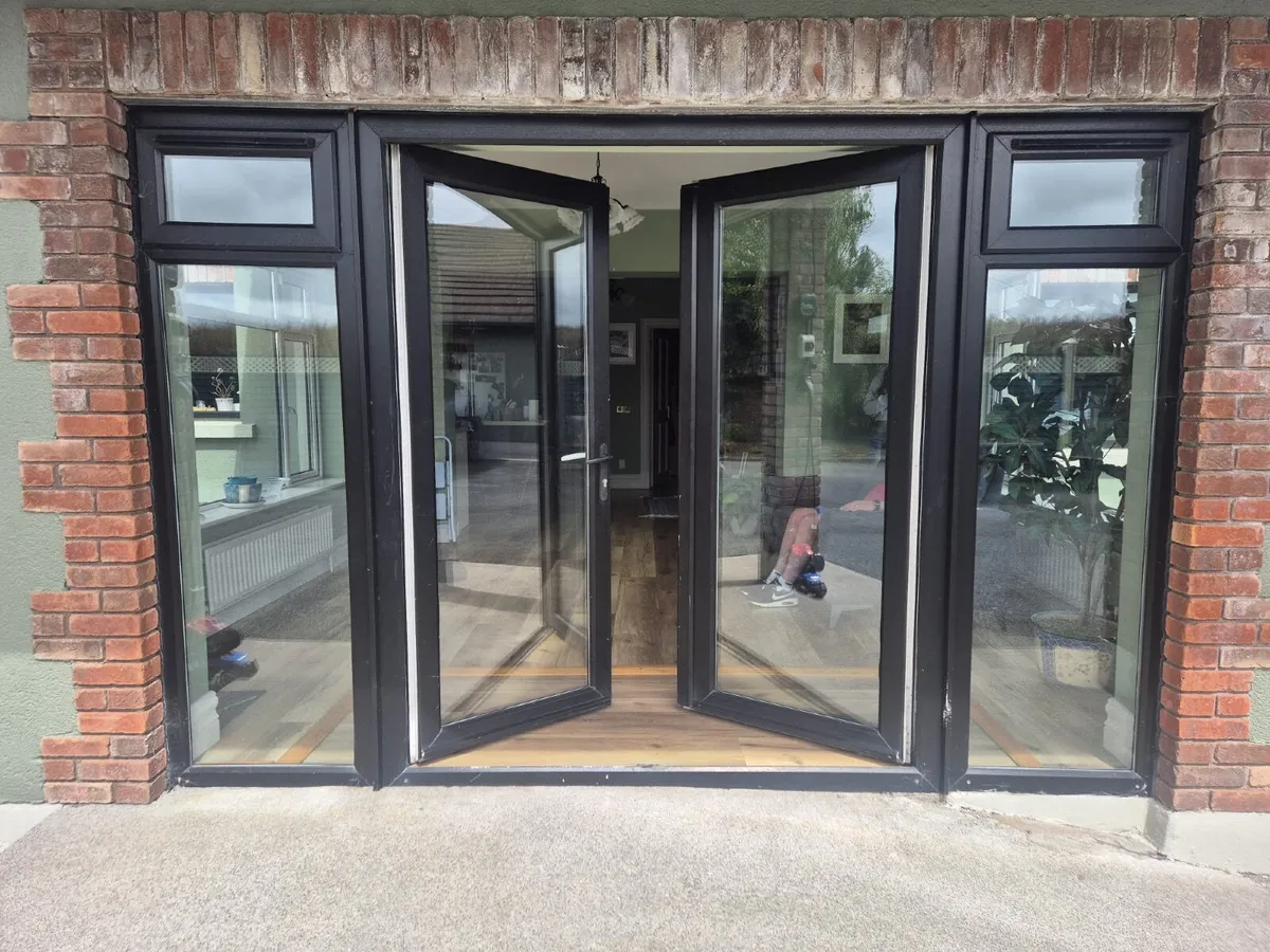 French doors + window (+ blinds). - Image 2