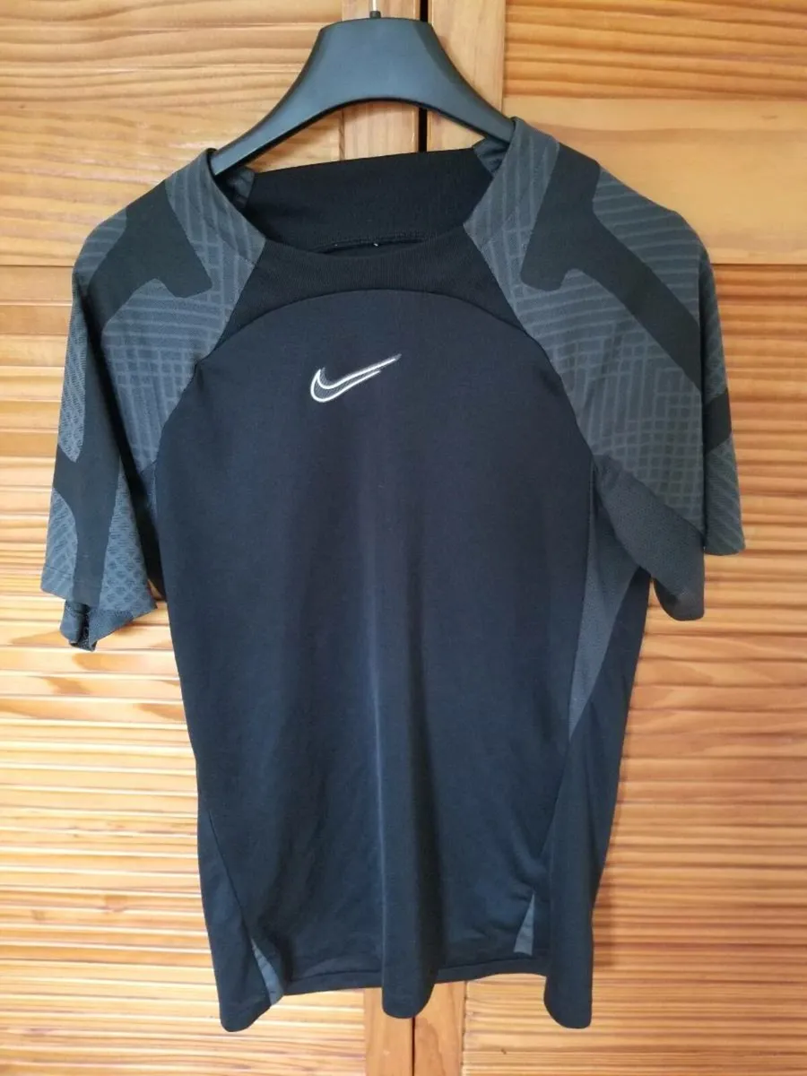 Nike clothing - Image 1