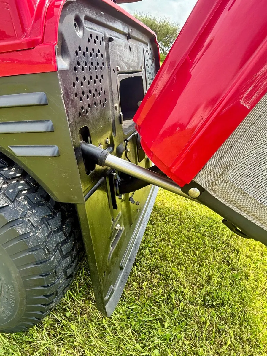 Ride on lawn mower - Image 3