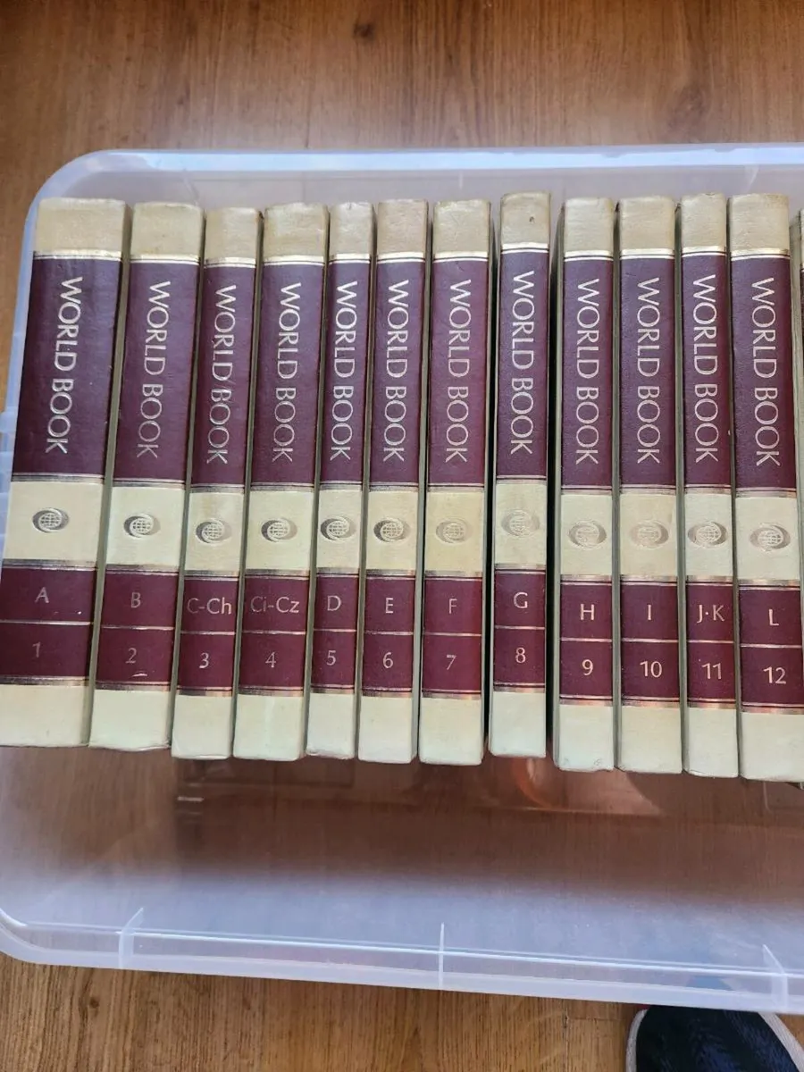 World Book Encyclopedia set / Dictionaries / Atlas - Image 1
