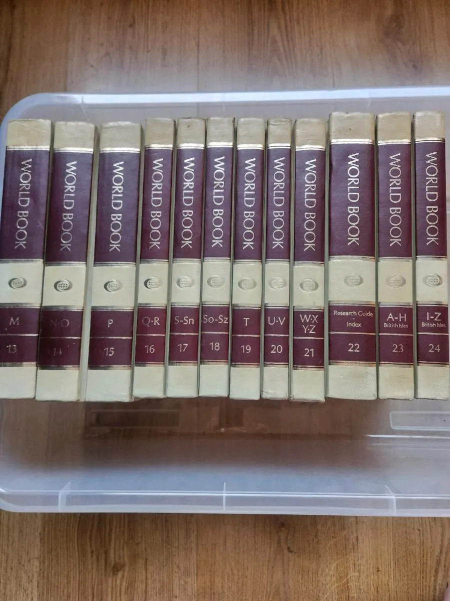 World Book Encyclopedia set / Dictionaries / Atlas - Image 2