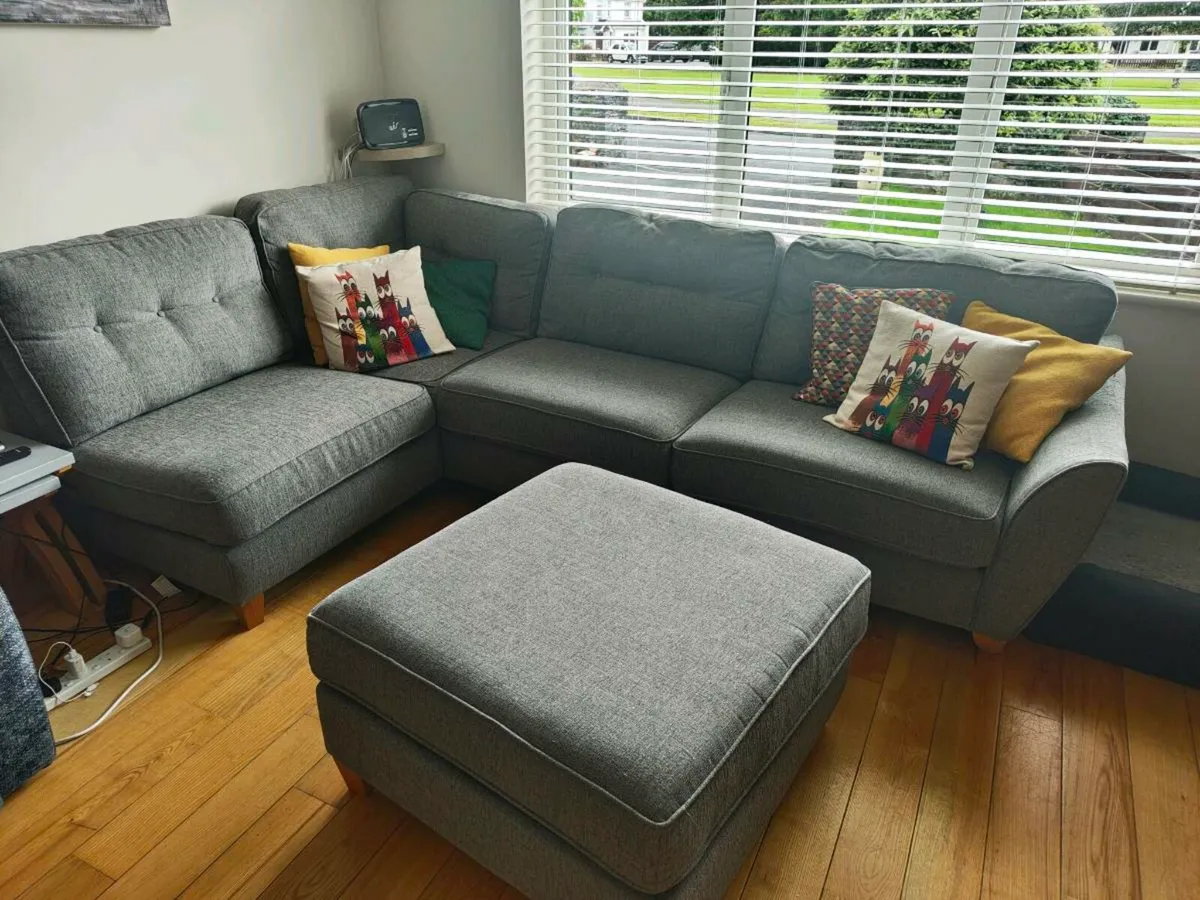 Corner suite and 2 seater - Image 4