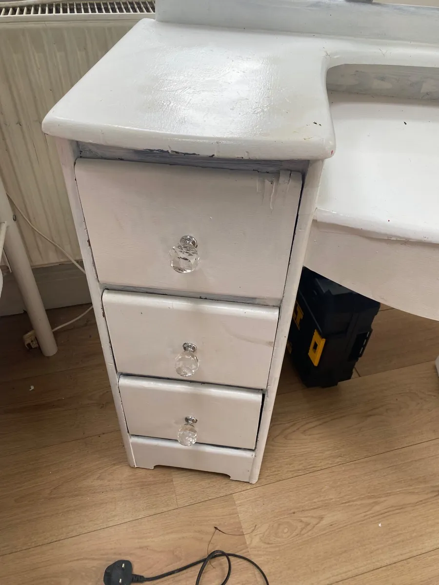 Dressing table - Image 1