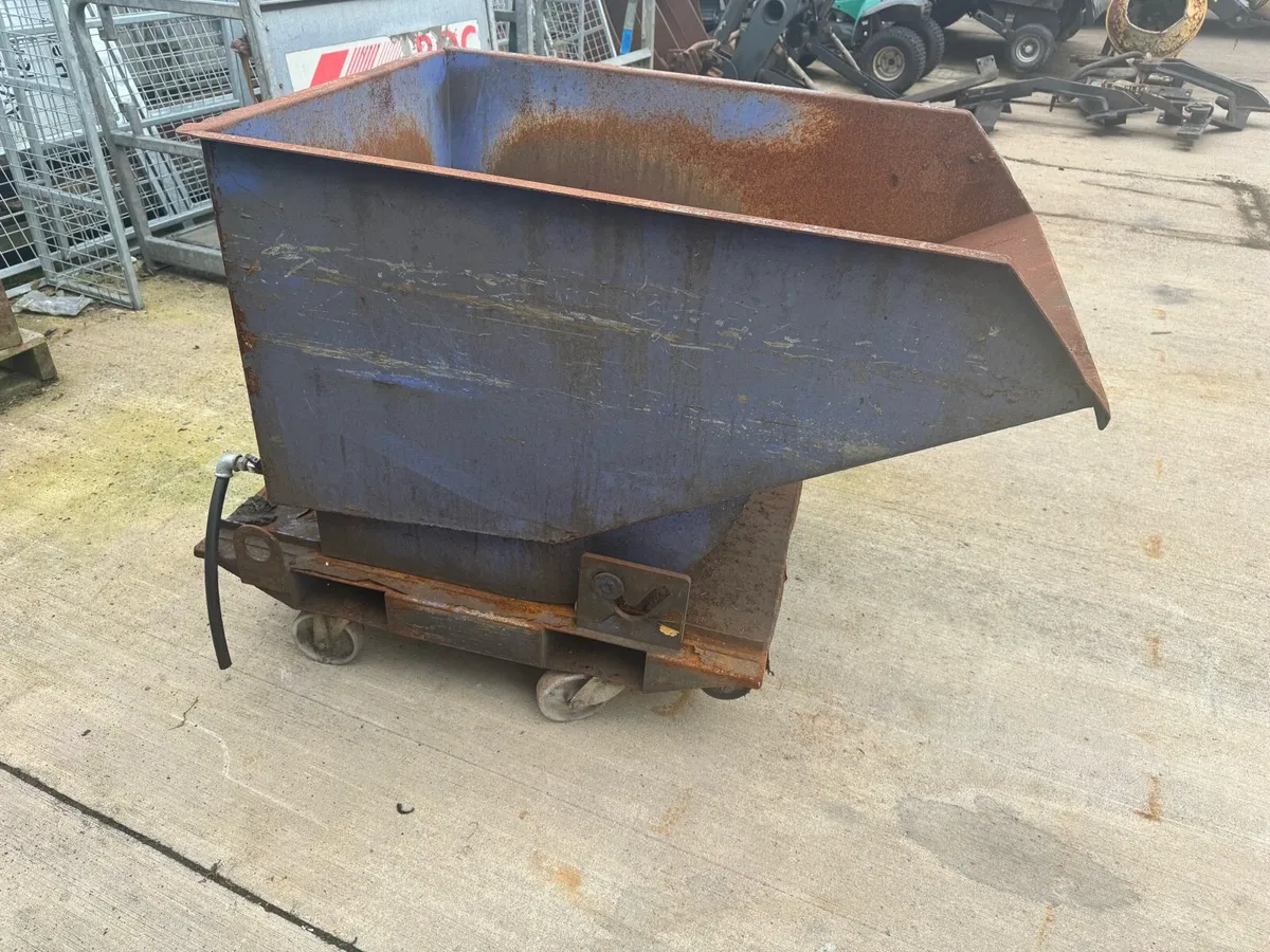 Tipping skip - Image 1