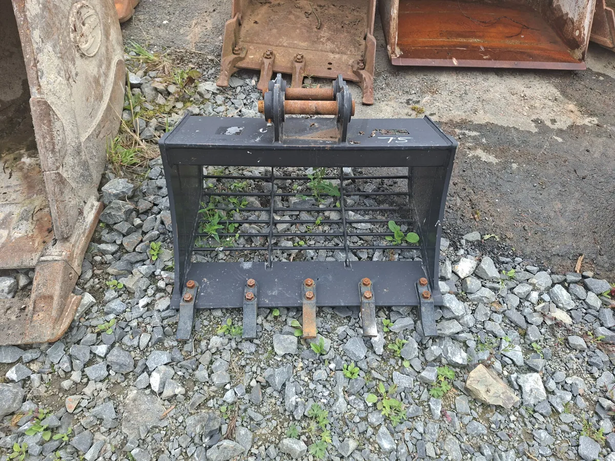 New Riddle bucket for a 3 tonne digger