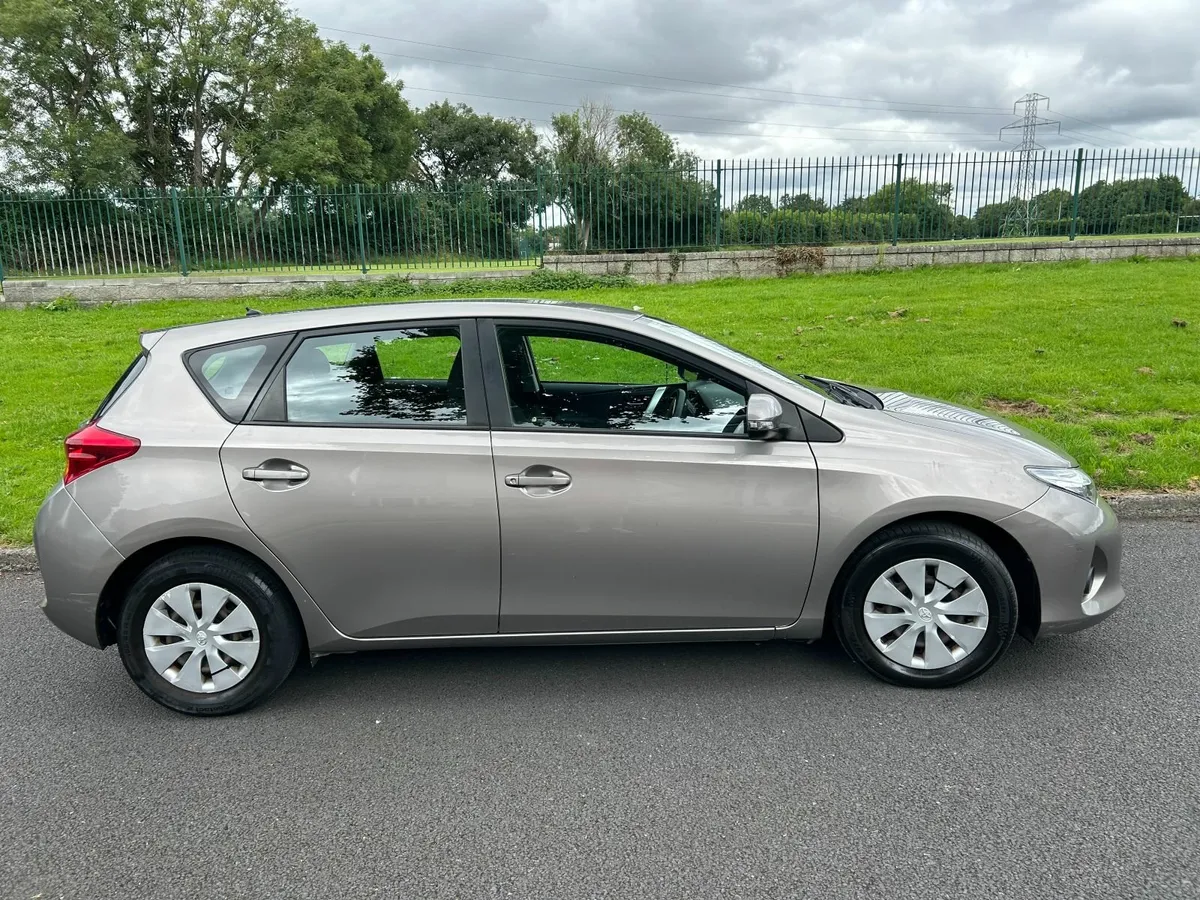 Toyota Auris 2013. Only 59k KMs - Image 3