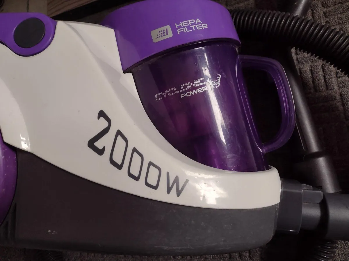 Bagless Hoover 2000W cyclonic power - Image 2