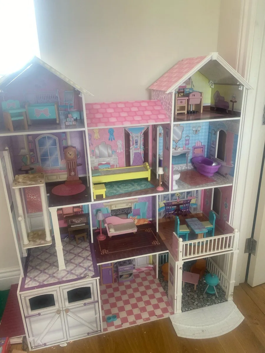 Large doll house - Image 1