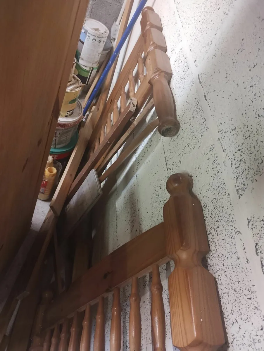 1 single pine bed - Image 1