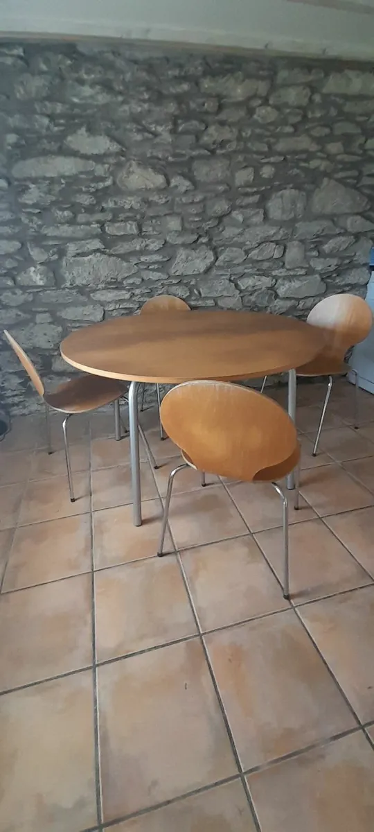 Kitchen table and chairs - Image 1