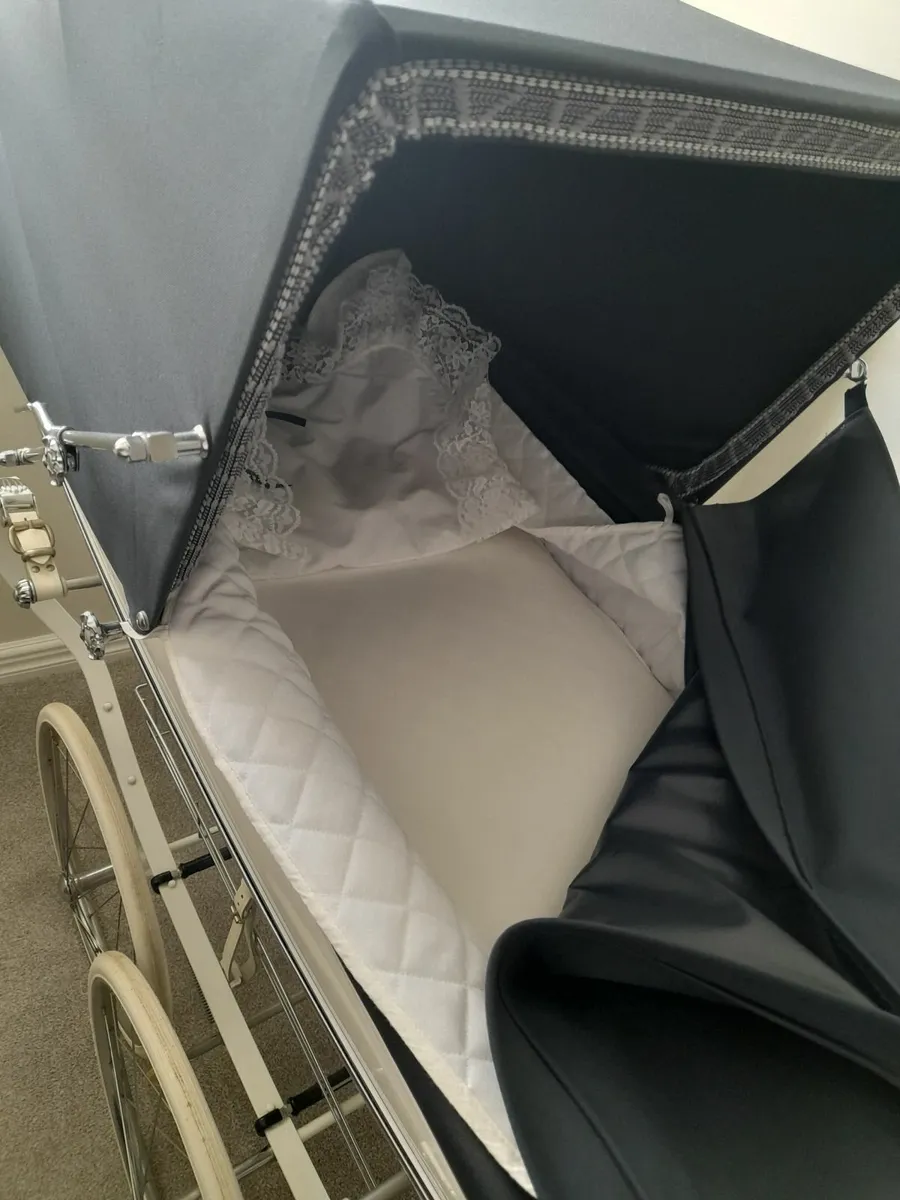 SILVERCROSS BALMORAL BABY COACHBUILT PRAM - Image 2