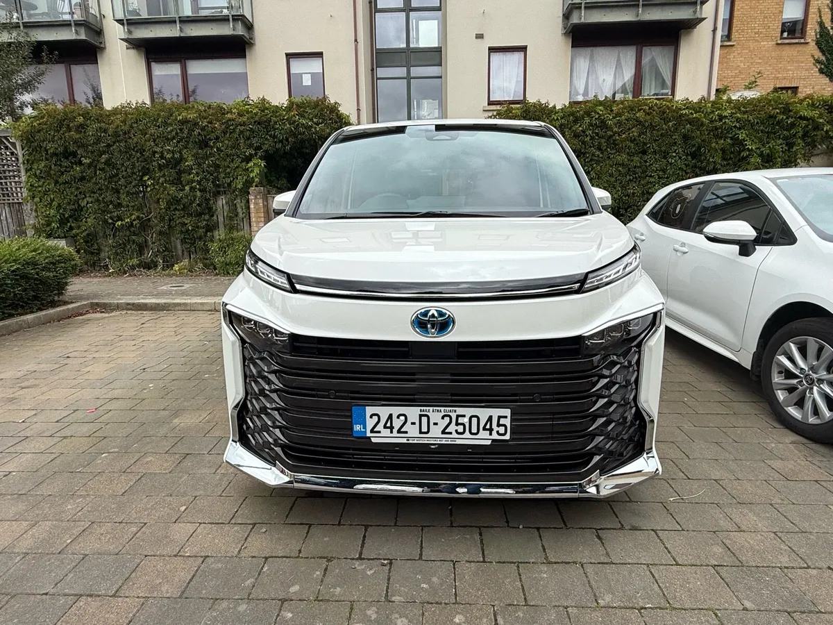 Toyota Voxy - Image 2