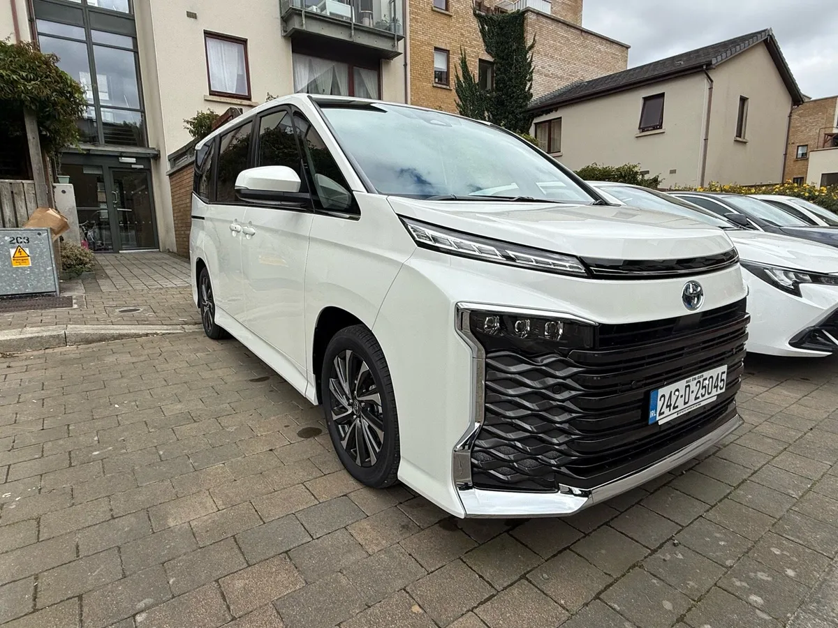 Toyota Voxy - Image 3